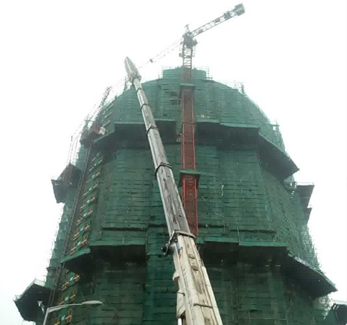 鹤岗吊车在工地上作业